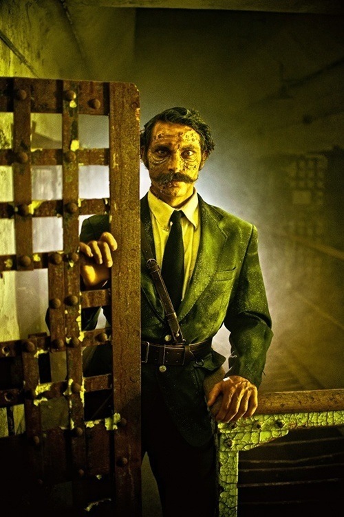 terror-behind-walls-haunted-houses