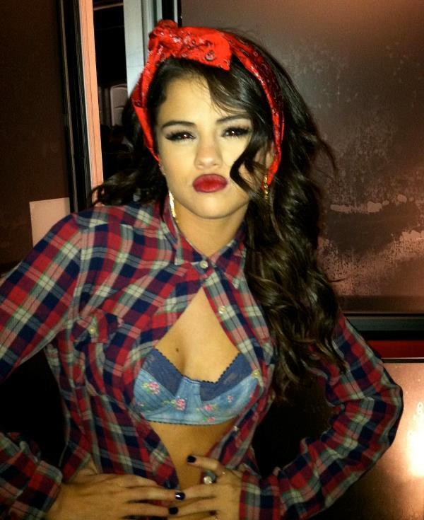 Selena Gomez Photos Pouty