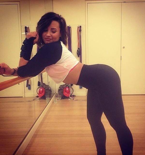 Yoga Pantas Demi Lovato Photo